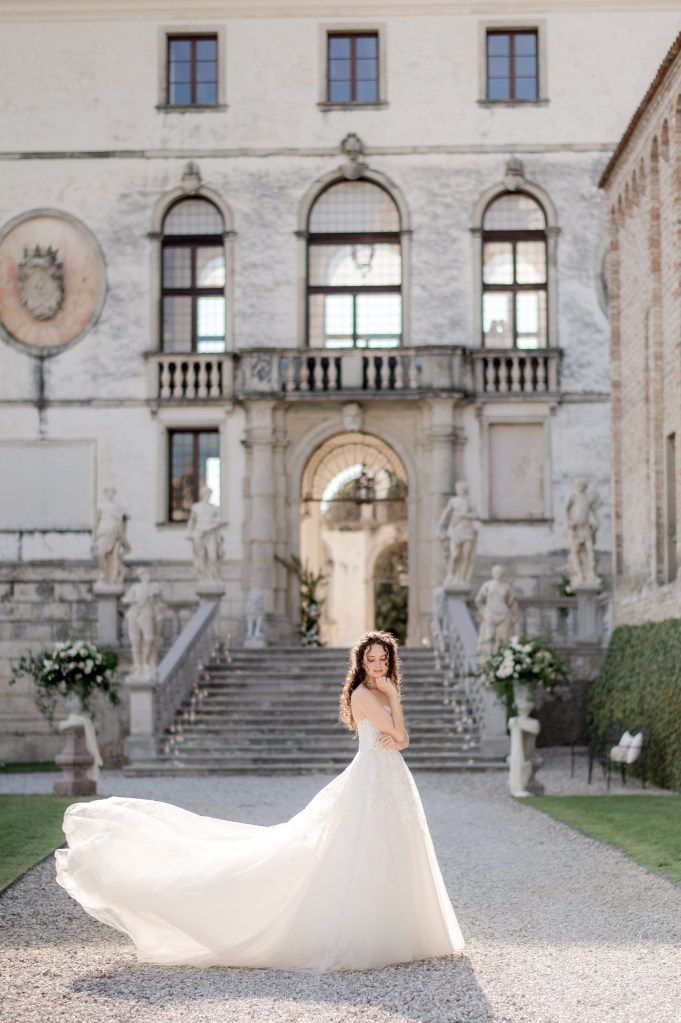 sposa felice in castello in Veneto